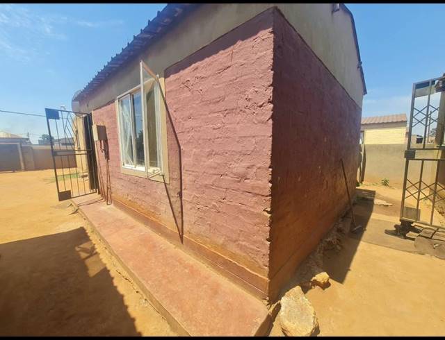 1 BEDROOM HOUSE FOR SALE IN PHUMULA